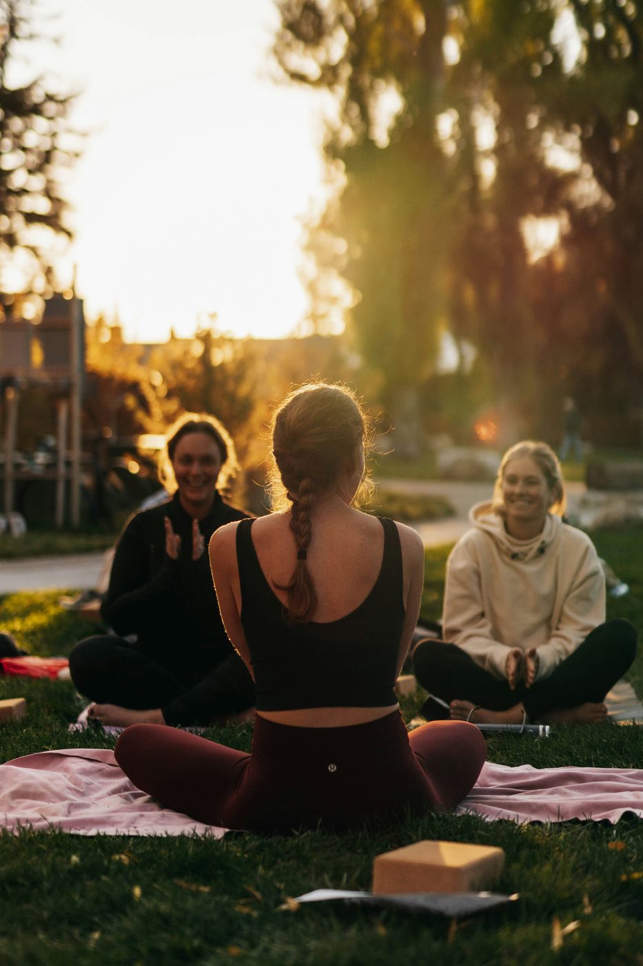 Frauen im Kreis beim Sonnenuntergang — gemeinsame Zeit erleben